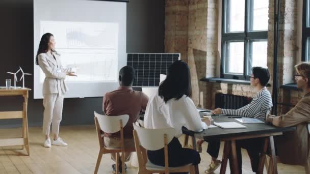 Forretningskvinde Stående Ved Whiteboard Giver Præsentation Vedvarende Energi Til Gruppe – Stock-video