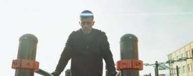 Spor giyimli genç bir sporcunun spor salonunda antrenman yaparken paralel barlarda tüm kalaslarını çekerken.