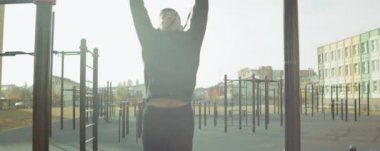 Sporcunun spor salonunda spor yaparken paralel barlarda ön kolu kullanmasının arkası.