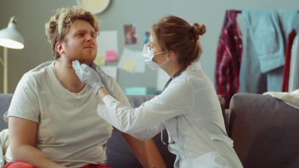 Dokter Beschermend Masker Handschoenen Die Nek Onderzoekt Keeluitstrijkje Neemt Van — Stockvideo