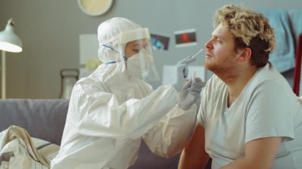 Arzt Schutzanzug Handschuhen Gesichtsschutz Und Maske Nimmt Dem Kranken Mann — Stockvideo
