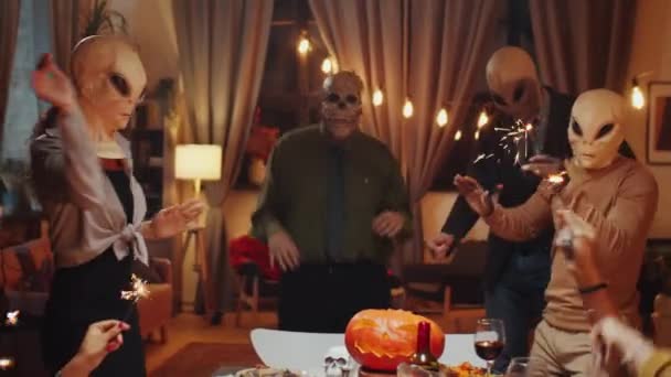 Kompania Przyjaciół Kryształowych Obcych Maskach Tańczących Ogniem Imprezie Domowej Halloween — Wideo stockowe