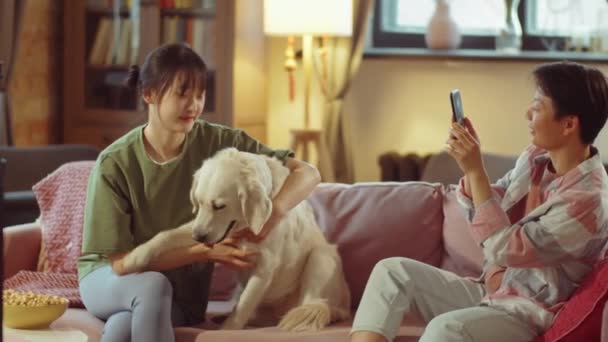 Ung Asiatisk Kvinna Poserar Med Golden Retriever Hund Soffan Hemma — Stockvideo