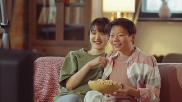 Mladý Asijský Pár Sedící Popcornem Pohovce Sledující Komediální Show Televizi — Stock video
