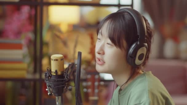 Реклама Клаптику Молодої Азіатської Жінки Навушниках Розмовляє Мікрофоном Під Час — стокове відео