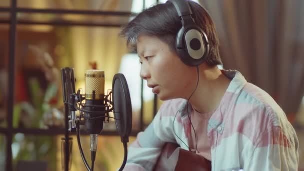 Jovem Mulher Asiática Fones Ouvido Tocando Guitarra Cantando Microfone Durante — Vídeo de Stock