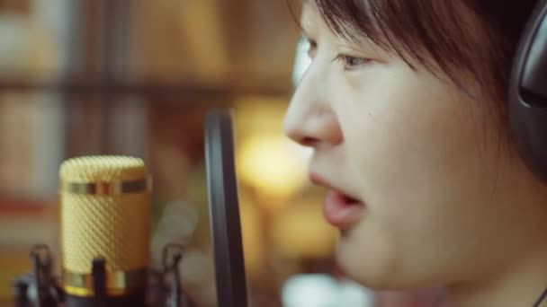 Primer Plano Joven Mujer Asiática Auriculares Hablando Micrófono Mientras Graba — Vídeos de Stock