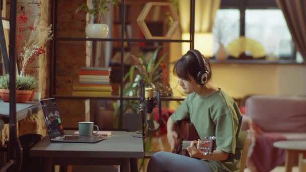 Tampilan Samping Dari Wanita Asia Muda Dengan Headphone Duduk Meja — Stok Video