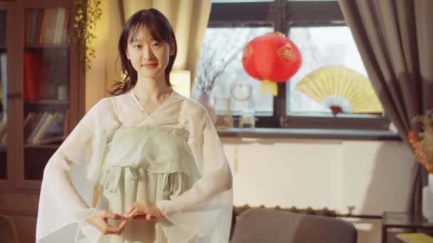 Retrato Hermosa Mujer Asiática Vestido Tradicional Posando Para Cámara Sala — Vídeos de Stock