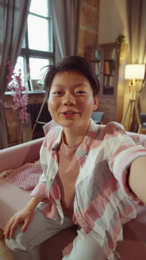 Pov Вертикальний Знімок Позитивної Азіатської Жінки Дивиться Камеру Розмовляє Відео — стокове відео