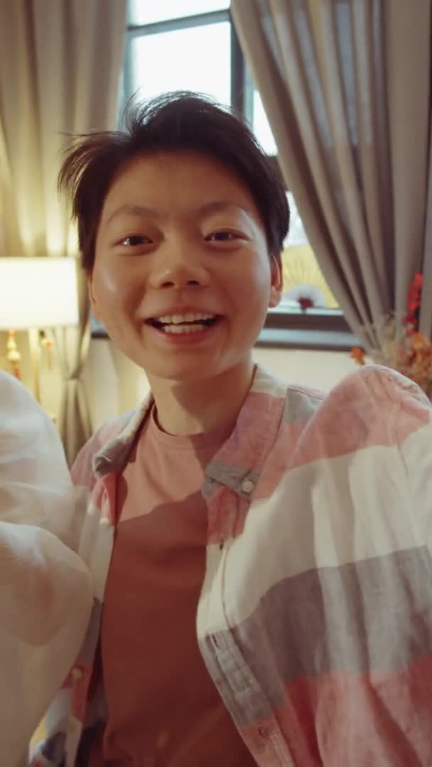 Pov Vertical Disparo Dos Mujeres Asiáticas Felices Mirando Cámara Sonriendo — Vídeos de Stock