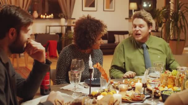 Jonge Blanke Man Zit Aan Tafel Met Zijn Vrienden Vertelt — Stockvideo