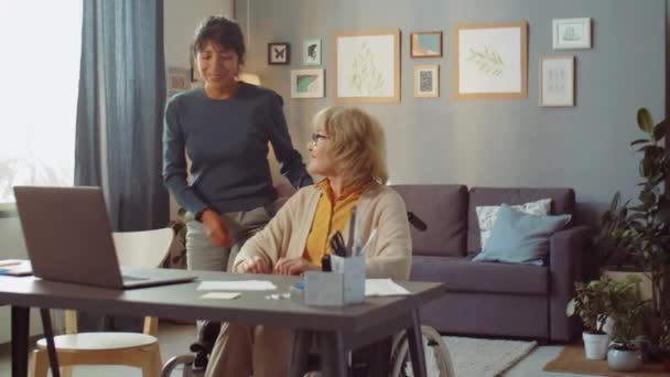 Giovane Volontario Che Lavora Con Donna Anziana Spiegandole Come Utilizzare — Video Stock
