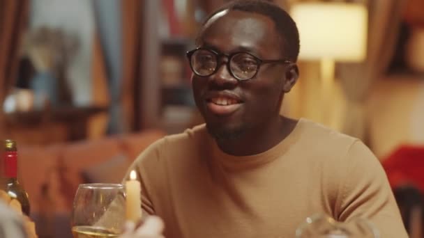 Portret Przystojnego Młodego Czarnego Mężczyzny Okularach Spędzającego Wieczór Imprezie Przyjaciółmi — Wideo stockowe