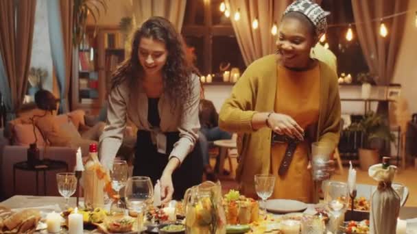 Poziome Średnie Ujęcie Dwóch Stylowych Młodych Kobiet Kończących Uroczysty Obiad — Wideo stockowe