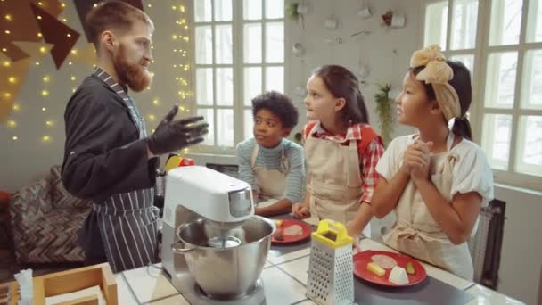 Manlig Kock Förkläde Och Handskar Som Förklarar Hur Mixer Fungerar — Stockvideo
