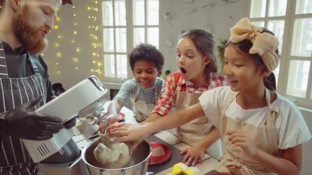 Grupa Zaskoczonych Wielonarodowych Dzieci Biorących Ugniatane Ciasto Miski Podczas Gotowania — Wideo stockowe