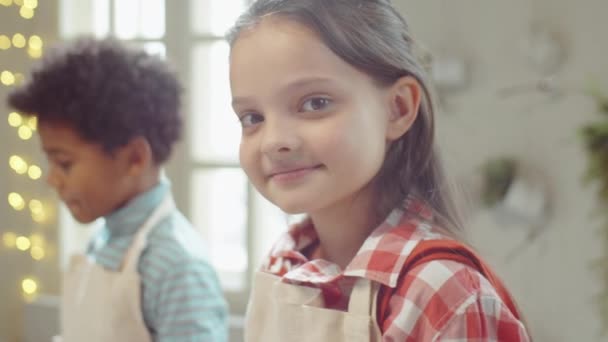 Portrait Jolie Petite Fille Tablier Posant Pour Caméra Sur Masterclass — Video