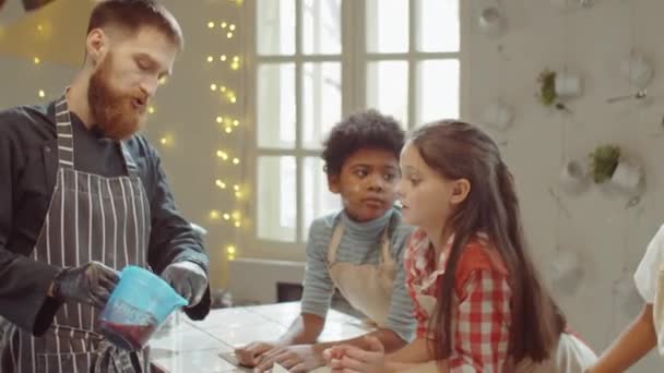 Profesjonalny Kucharz Pokazujący Mieszankę Dzbanku Wyjaśniający Przepis Ciekawym Wielonarodowym Dzieciom — Wideo stockowe