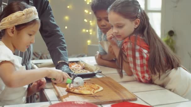 Klein Aziatisch Meisje Snijden Vers Gebakken Pizza Met Hulp Van — Stockvideo