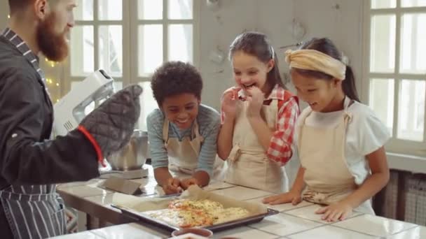 Chef Sätta Ugnen Bricka Med Nybakad Pizza Köksbordet Medan Upphetsade — Stockvideo