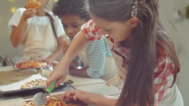 Pretty Little Girl Fartuchu Cięcia Pizzy Upieczone Podczas Lekcji Gotowania — Wideo stockowe