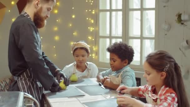 Manlig Kock Och Grupp Små Multietniska Barn Skära Päron Matlagning — Stockvideo