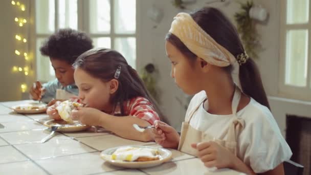 Kleine Multi Etnische Kinderen Eten Wafels Met Zoete Topping Die — Stockvideo