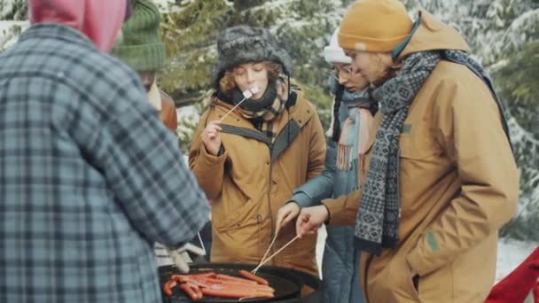 Fotografía Cámara Lenta Amigos Multiétnicos Felices Hablando Comiendo Malvavisco Asado — Vídeos de Stock