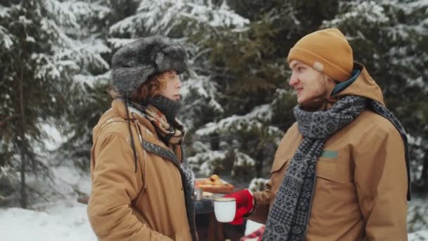 Jóvenes Turistas Tomando Charlando Camping Bosque Día Invierno — Vídeos de Stock