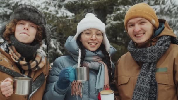 Jeunes Touristes Heureux Tenant Des Tasses Métal Souriant Caméra Tout — Video