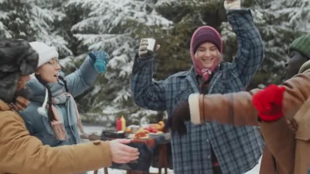 Compañía Jóvenes Felices Amigos Multiétnicos Sonriendo Bailando Campamento Bosque Invierno — Vídeos de Stock