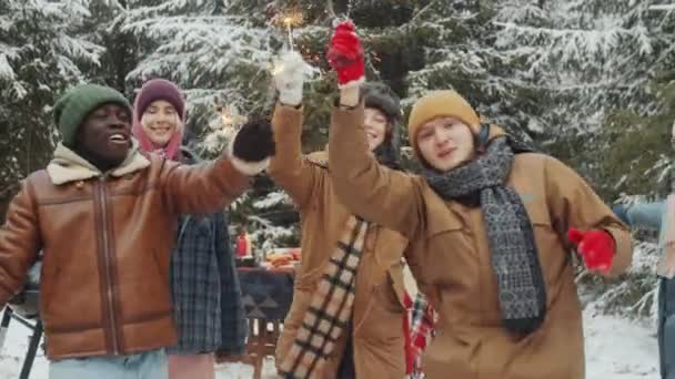 Młodzi Szczęśliwi Wielonarodowi Przyjaciele Trzymający Ognie Tańczący Patrzący Kamerę Podczas — Wideo stockowe