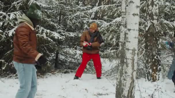 Junge Multiethnische Freunde Bei Schneeballschlacht Beim Spielen Freien Winterwald — Stockvideo