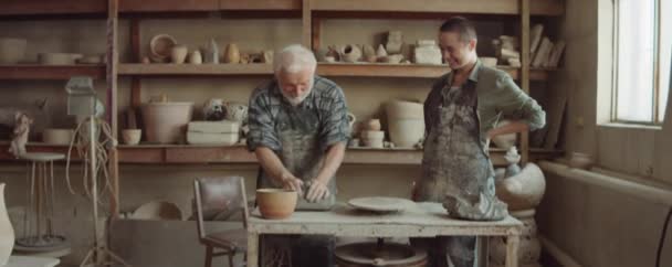 Zoom Shot Senior Potter Kneading Clay Explaining Something Young Woman — Stock Video