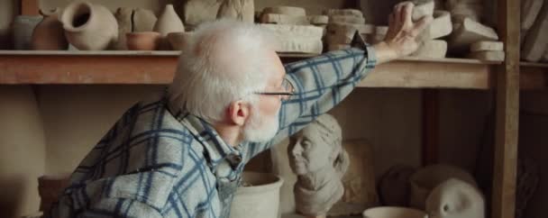 Elderly Potter Taking Molds Shelf Workshop Speaking Female Assistant — Stockvideo