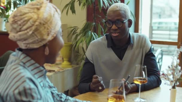 Joven Hombre Afroamericano Sentado Mesa Cafetería Con Vaso Vino Discutiendo — Vídeos de Stock