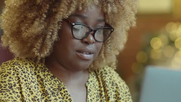 Primer Plano Enfoque Selectivo Mujer Afroamericana Utilizando Ordenador Portátil Cafetería — Vídeo de stock