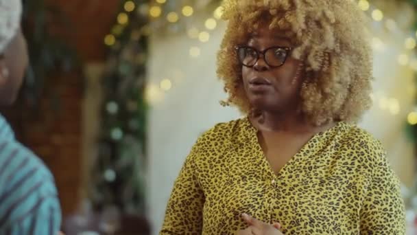 Schouder Schot Van Afro Amerikaanse Vrouw Glazen Staan Cafe Spreken — Stockvideo
