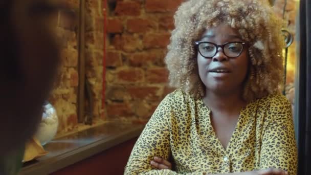 Schouder Schot Van Vrolijke Afro Amerikaanse Vrouw Bril Spreken Met — Stockvideo