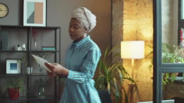 Афроамериканська Комерсантка Ходить Колеги Роботі Обговорює Нею Документ Під Час — стокове відео