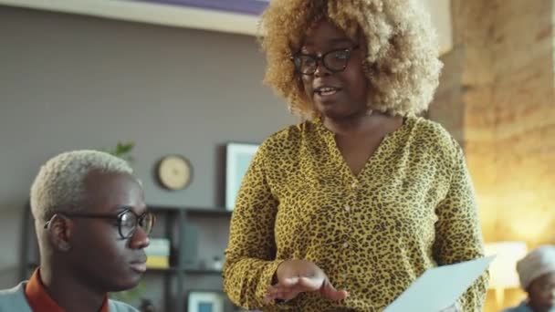Afro Amerikaanse Zakenman Zakenvrouw Bespreken Document Tijdens Werkdag Functie — Stockvideo