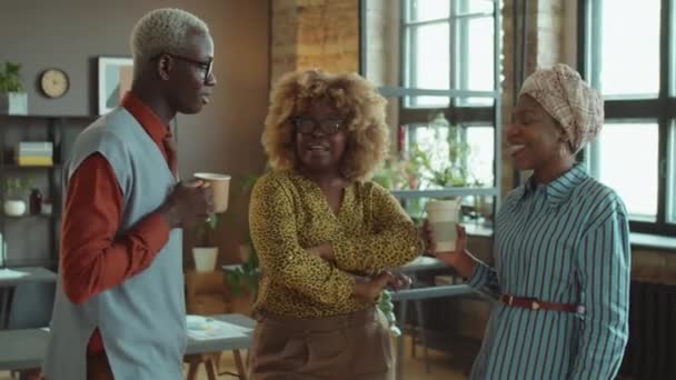 Группа Веселых Афроамериканских Коллег Стоящих Офисе Разговаривающих Улыбающихся Время Кофе — стоковое видео