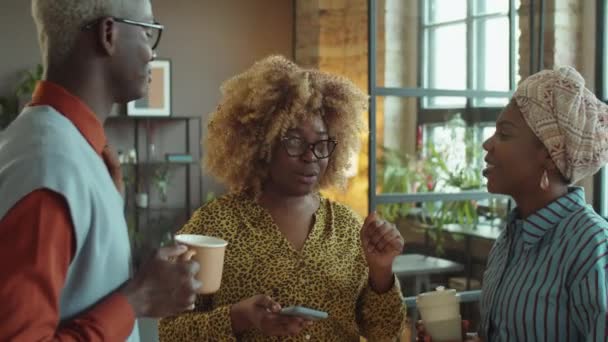 Kelompok Positif Afrika Amerika Rekan Tersenyum Dan Mendiskusikan Sesuatu Sambil — Stok Video