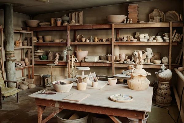 Ceramic sculptures in pottery workshop — 图库照片