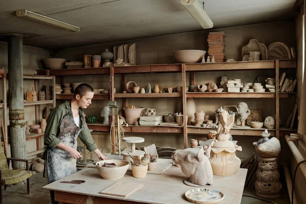 Woman creating ceramic sculptures in workshop — 图库照片
