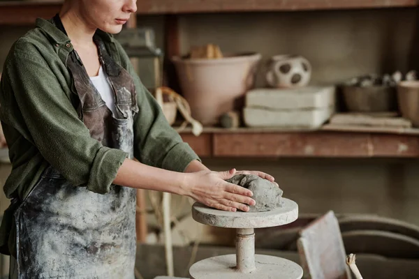 Woman working with clay in workshop — 图库照片