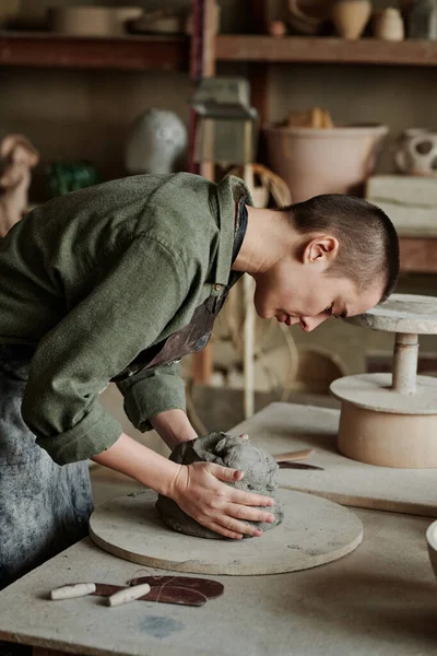Женщина делает керамические скульптуры в мастерской — стоковое фото