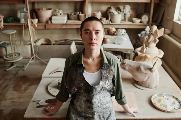 Craftswoman creating ceramic vases in workshop — Stock Photo, Image