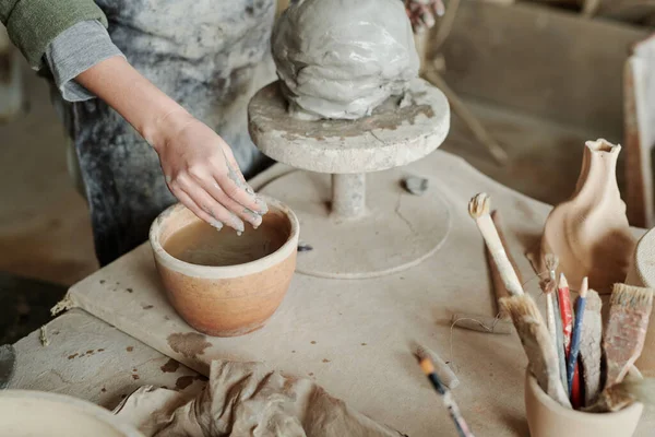 Woman creating clay vase in studio — 图库照片